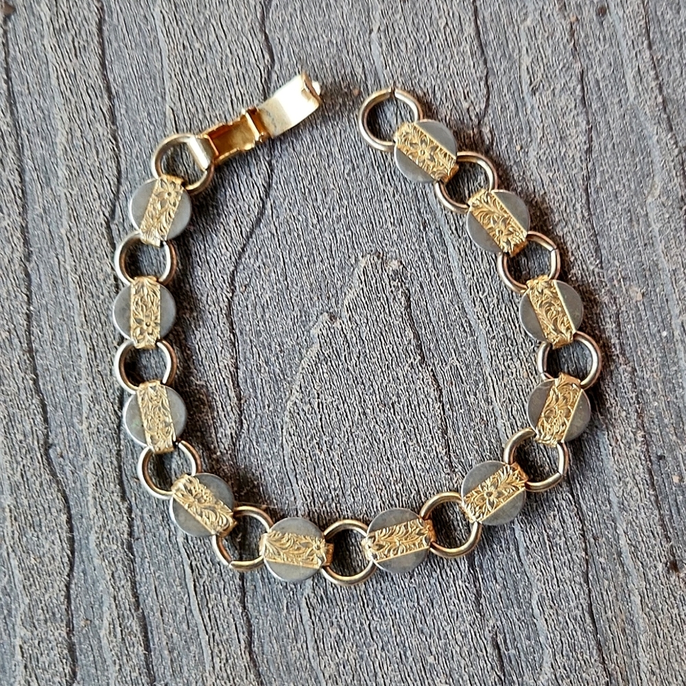 VTG Sarah Coventry Floral Embossed Fashion Bracelet Young And Gay Gold Tone
